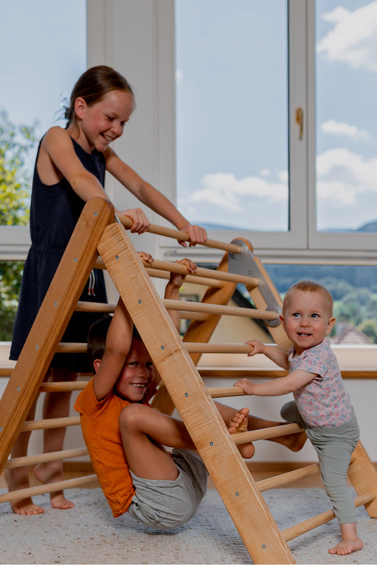 kletterdreieck mit kindern die spielen