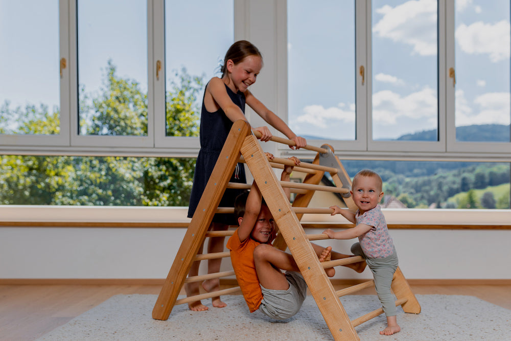 Kletterdreieck Piklerdreieck mit Kindern die spielen